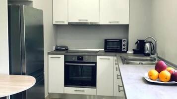 Deluxe Apartment | Private kitchen | Microwave, oven, coffee/tea maker