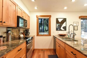 Fridge, microwave, stovetop, dishwasher - Sawmill Creek Les Bon Temps Chateau: Great Ski-In Location (Breckenridge)