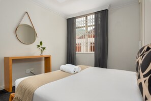 4 chambres, bureau, fer et planche à repasser, accès à Internet