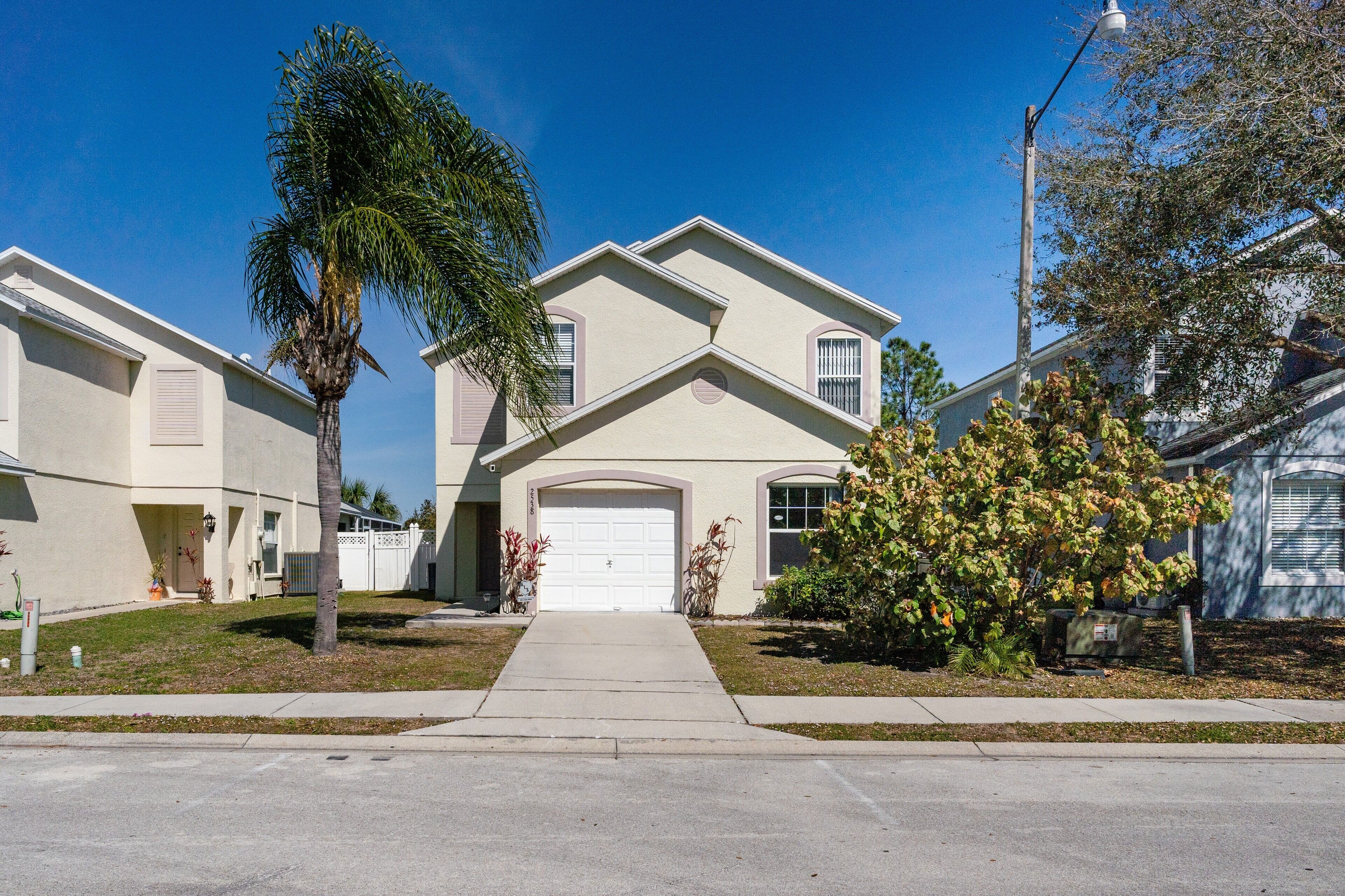 Cheerful 5 Bedroom Home with Pool close to Theme Parks