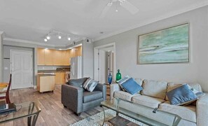 Smart TV, books - Beautiful Fort Myers Waterfront Gem  (Fort Myers)