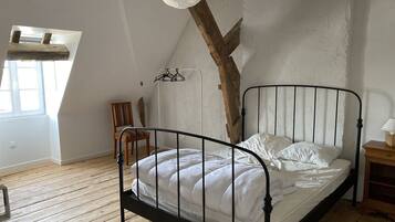 10 chambres, bureau, fer et planche Ă repasser, lit parapluie