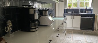 10 bedroom manor house, 2500m2 walled garden, 5min beach