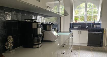 10 bedroom manor house, 2500m2 walled garden, 5min beach
