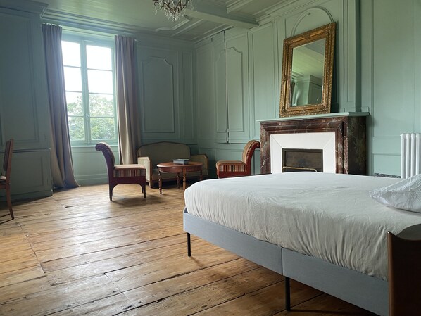 10 bedrooms, desk, iron/ironing board, travel cot