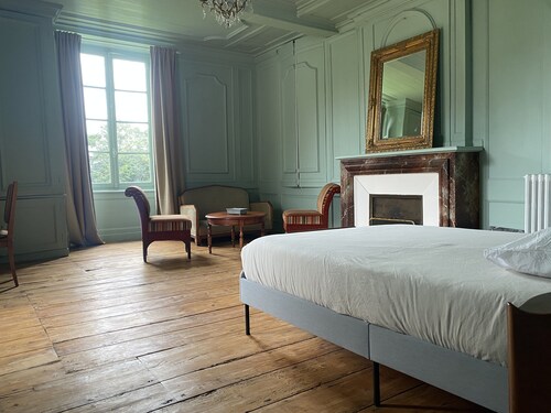 10 bedroom manor house, 2500m2 walled garden, 5min beach