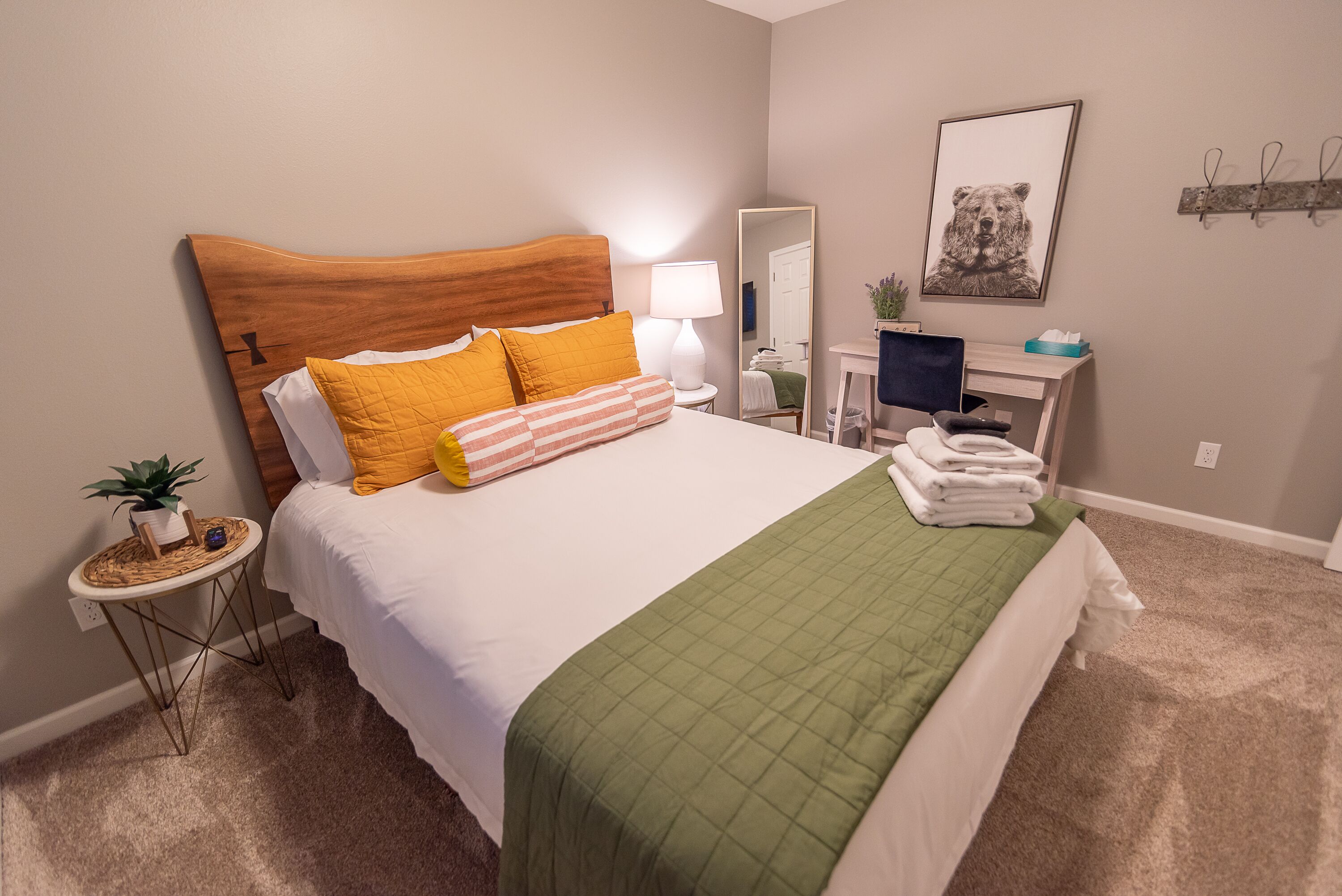 Susitna Suites (8) | Individualmente decorados, individualmente mobiliados, escrivaninha