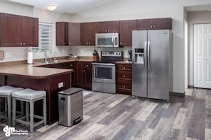 Susitna Suites (2) | Private kitchen | Full-size fridge, microwave, oven, stovetop - Susitna Suites (Wasilla)