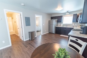 Susitna Suites (5) | Private kitchen | Full-size fridge, microwave, oven, stovetop - Susitna Suites (Wasilla)