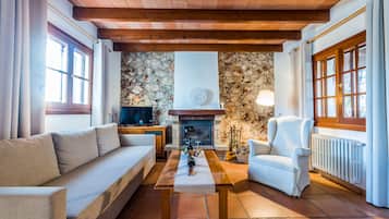 Exclusive Suite | Living area | 22-inch flat-screen TV with cable channels, TV, table tennis
