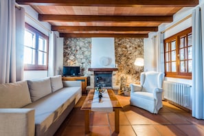 Exclusive-Suite | Wohnbereich | 22-Zoll-Flachbildfernseher mit Kabelempfang, Fernseher