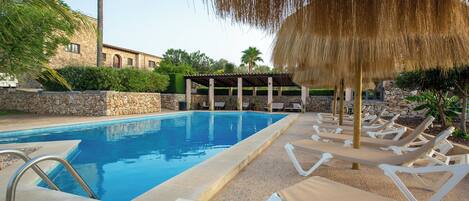 Una piscina al aire libre de temporada