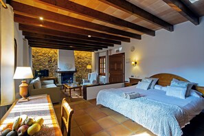 Phòng Suite Exclusive | Chăn bông, nệm cao su hoạt tính (memory foam), trang trí khác biệt 