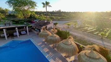 Een seizoensgebonden buitenzwembad