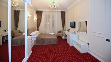 Minibar, desk, laptop workspace, free WiFi