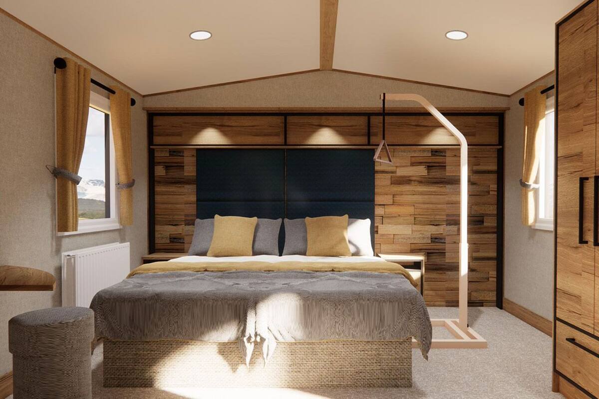 Um quarto moderno com uma cama grande, paredes de painel de madeira e um lustre.