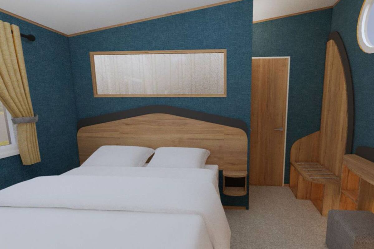 Quarto com uma cama grande, cabeceira de madeira, um pequeno banco de madeira, guarda-roupa e janela com cortinas.