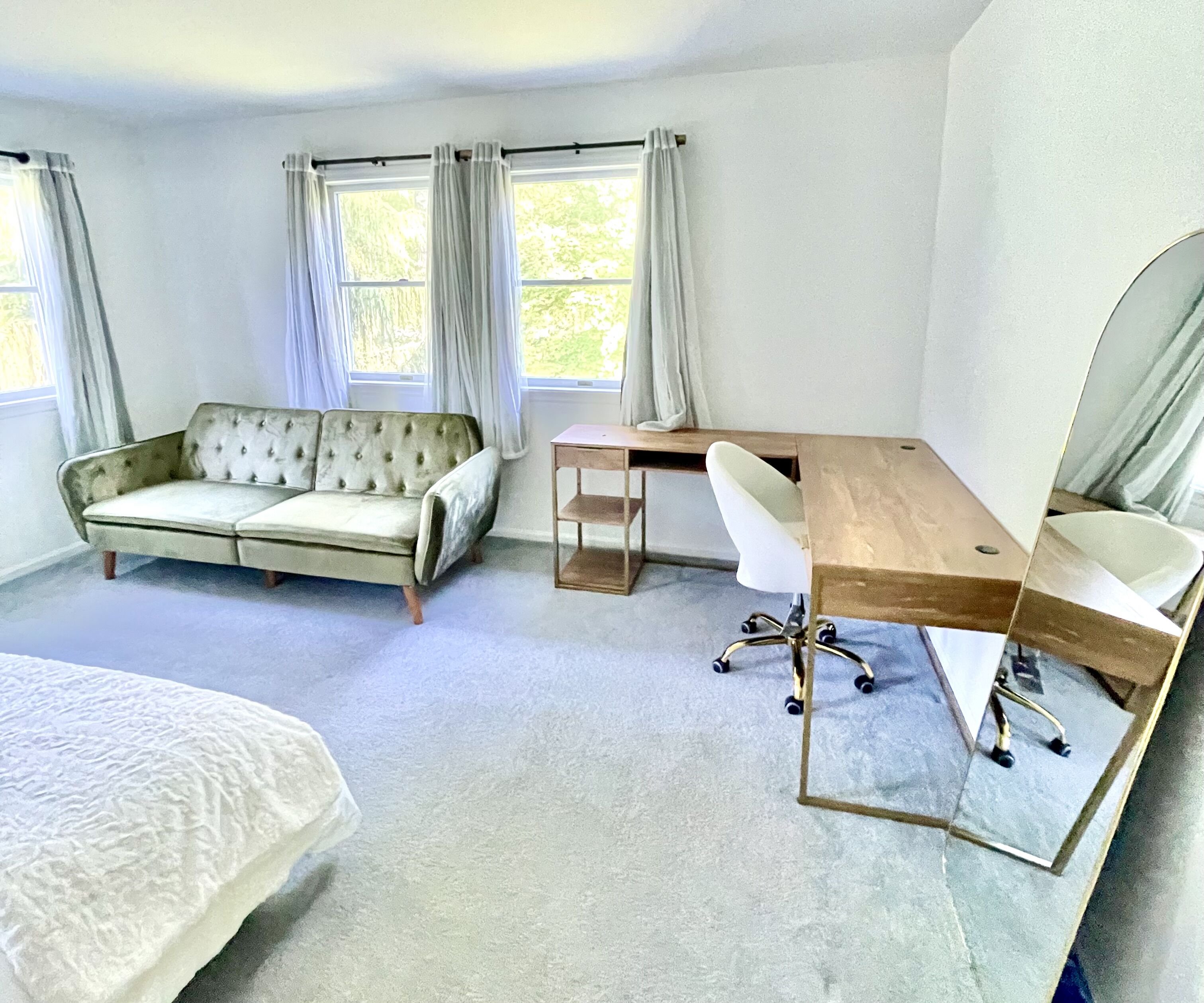 Meja kerja, ruang kerja ramah laptop, Wi-Fi gratis, dan seprai linen