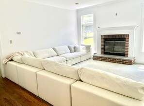 45-tums smart-tv med kabelkanaler, tv och eldstad