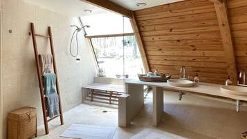 Combined shower/tub, hair dryer, bathrobes, towels