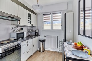 Kühlschrank, Ofen, Wasserkocher mit Kaffee-/Teezubehör, Toaster
