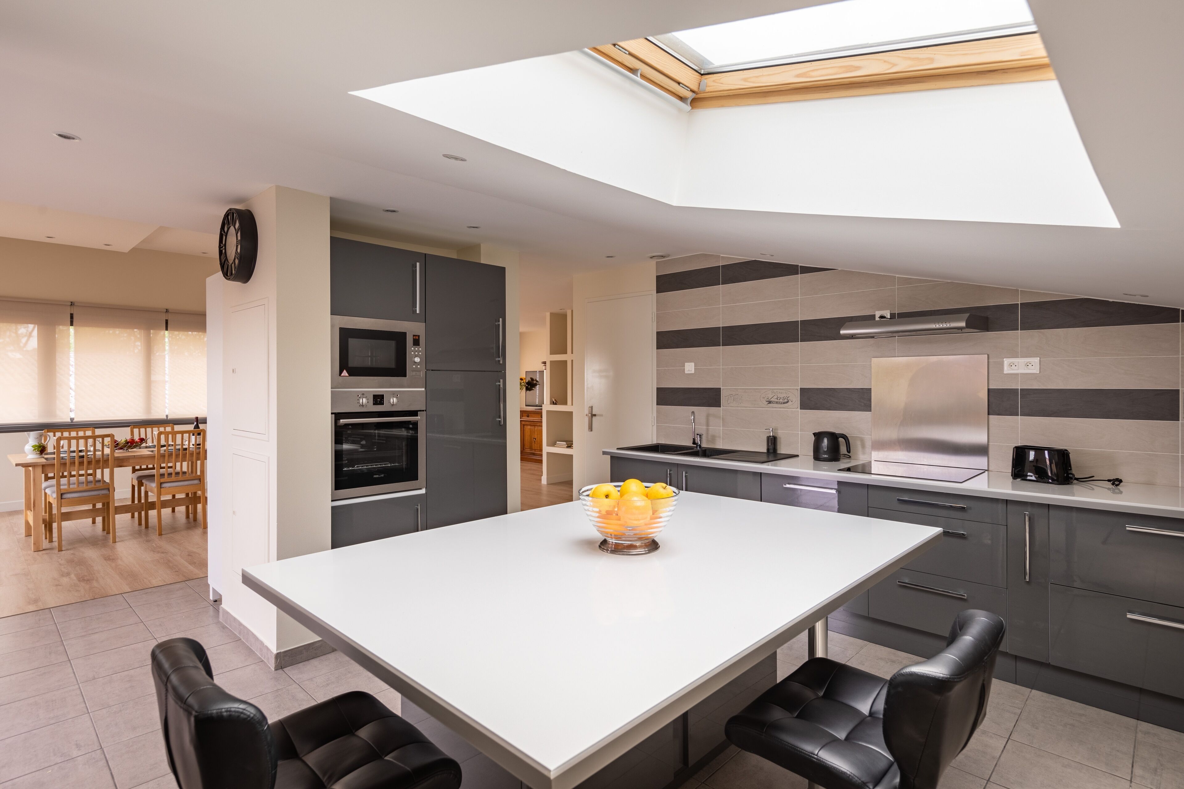 雪櫃、微波爐、焗爐、洗碗機