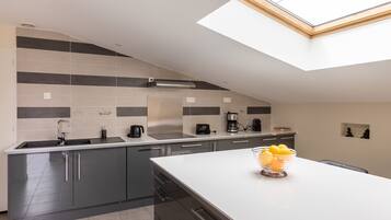 Een koelkast, een microgolfoven, een oven, een vaatwasser