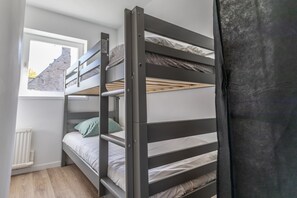 1 soveværelse, strygejern/strygebræt, sengetøj