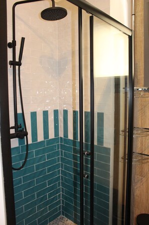 Shower, hair dryer, towels, soap - Pythagorion Harbour Residence (Pythagoreio)