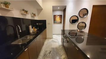 Réfrigérateur, micro-ondes, four, plaque de cuisson