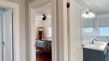 2 bedrooms, iron/ironing board, WiFi (free), bed sheets
