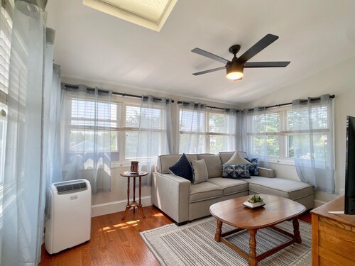 Clean & Cozy 2Bed by the Beach & Newport