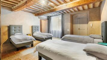 5 chambres, bureau, fer et planche Ă repasser, lit parapluie