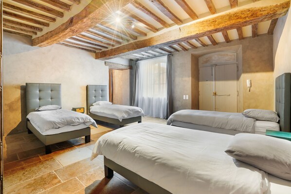 5 chambres, bureau, fer et planche à repasser, lit parapluie