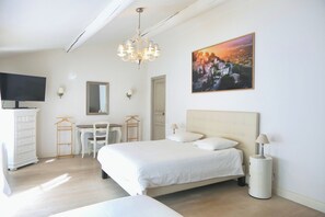 5 多间卧室、办公桌、熨斗/熨衣板、旅行婴儿床