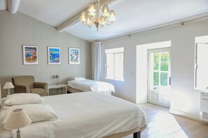 5 bedrooms, desk, iron/ironing board, travel cot