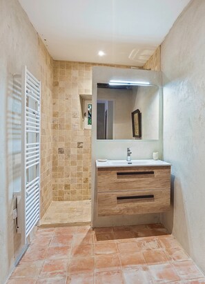 Combined shower/bathtub, hair dryer, towels, toilet paper