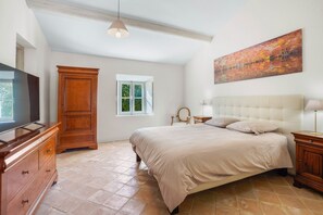 5 slaapkamers, een bureau, een strijkplank/strijkijzer, reisbedje