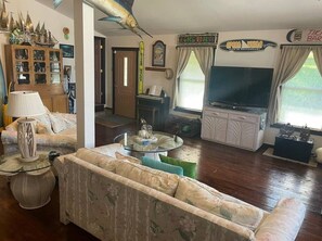 Smart TV, fireplace, stereo