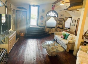 Smart TV, chimenea y estéreo 