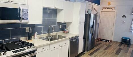 Køleskab, mikrobølgeovn, ovn, kogeplade