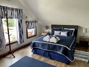 4 dormitorios, escritorio, tabla de planchar con plancha y cuna de viaje