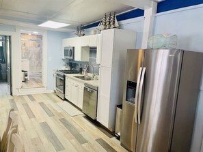 Frigorífico, microondas, horno y placa de cocina