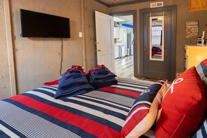 4 habitaciones, escritorio y tabla de planchar con plancha 