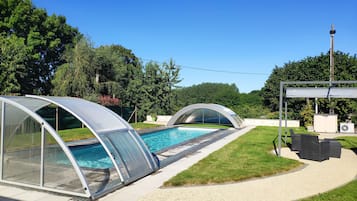 Piscine couverte, piscine extérieure (ouverte en saison)