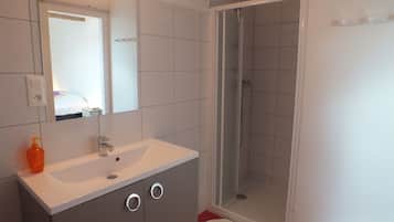 Chambre Triple Standard | Salle de bain | Douche, sèche-cheveux, serviettes fournies