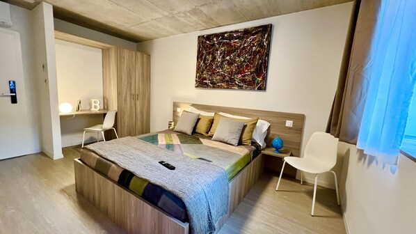 14 dormitorios, escritorio, wifi gratis y ropa de cama