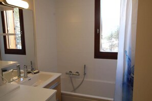 Bathtub - 300m from shops, 3rd floor, balcony, parking, tv, ski locker, 50m², Montgenèvre (Montgenèvre)