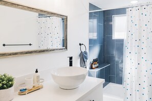Badewanne, Haartrockner, Handtücher