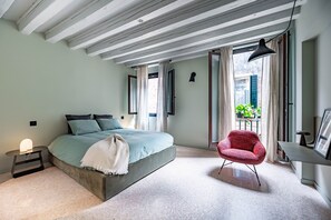 2 soverom, skrivebord, strykejern/-brett og wi-fi (inkludert)